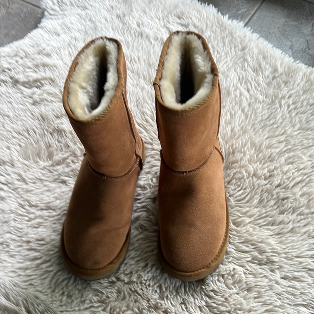 UGG Boots- Classic Women size 7
Never worn